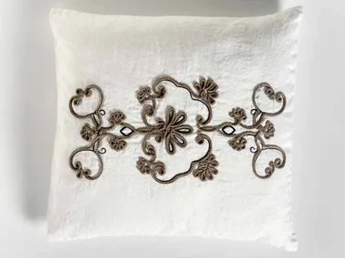 FIORE - Square hand embroidered linen cushion _ LA FABBRICA DEL LINO